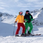 Pistlerin Yıldızı Olun: Bu Kışın En Trend Kayak Montu Renkleri