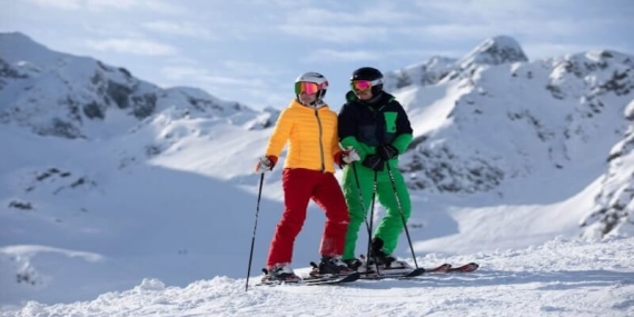 Pistlerin Yıldızı Olun: Bu Kışın En Trend Kayak Montu Renkleri